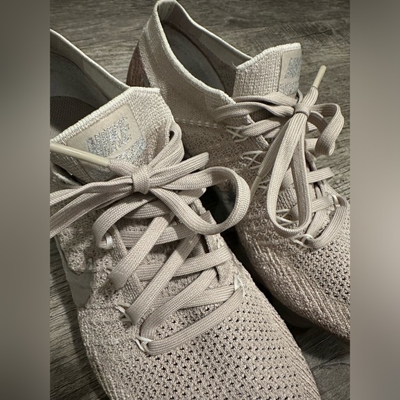 Like new NIKE vapormax women’s runners US 7.5 - Picture 7 of 7